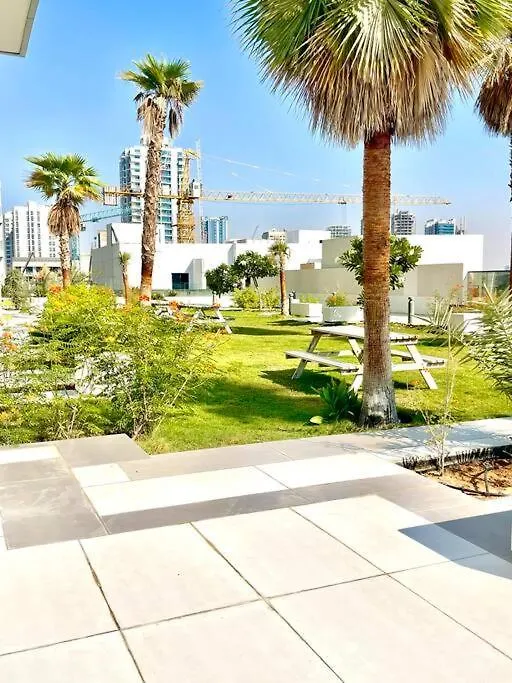 Elegante Vue Parc Et Piscine Au Coeur De Jvc Apartment Dubai United Arab Emirates